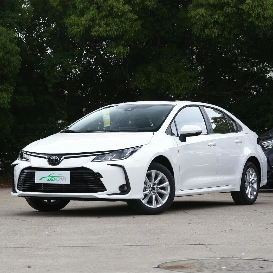 
                Toyota Corolla utilise la version essence, berline de luxe confort à cinq places
            